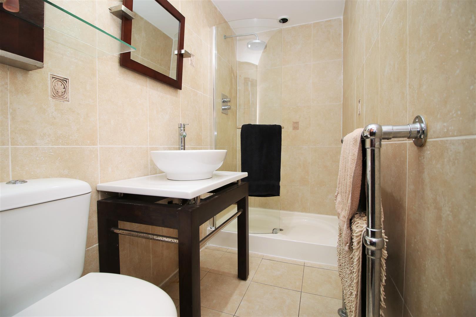 EN SUITE SHOWER ROOM